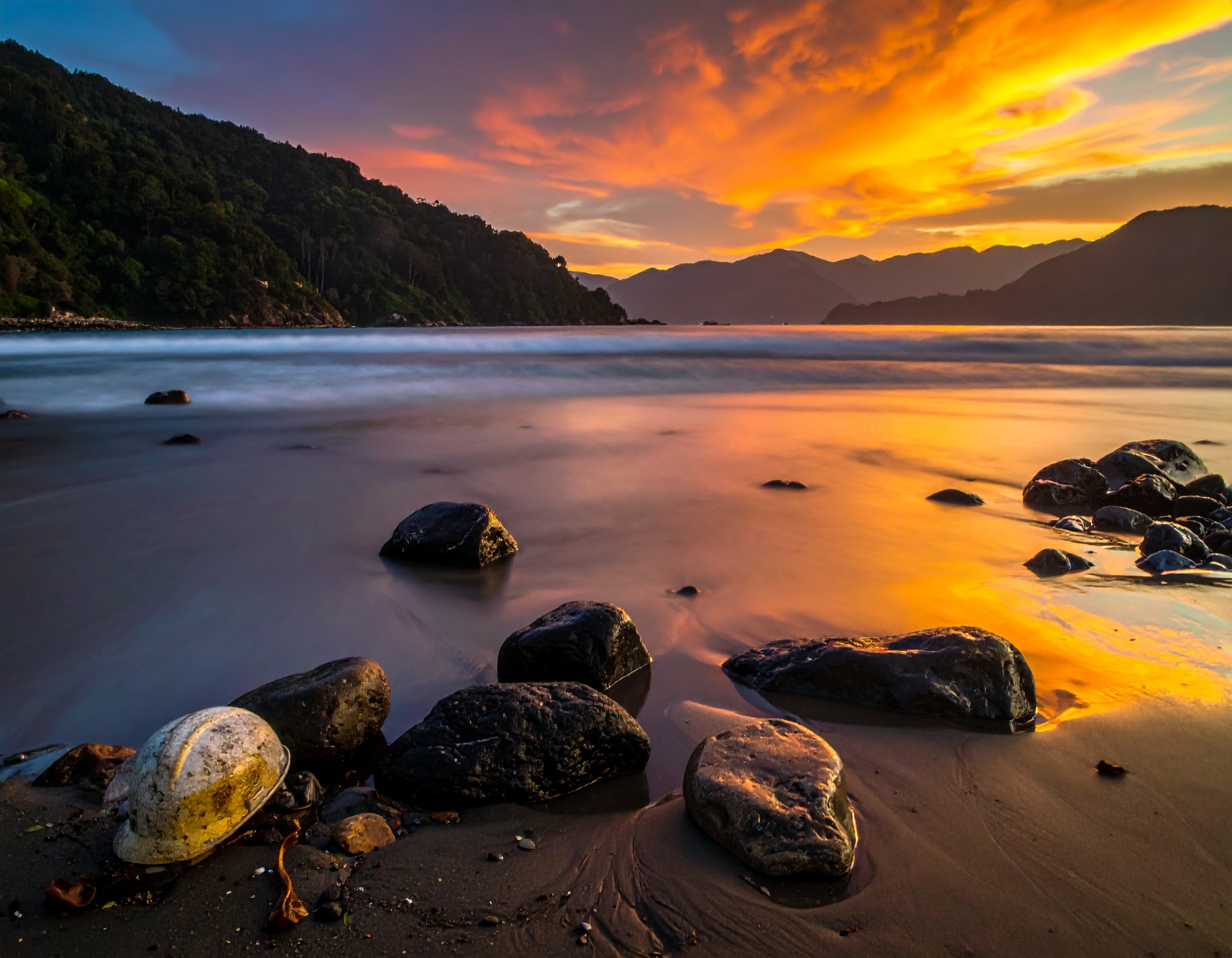 企業がワーケーション制度を導入する際の労務リスクと「就業規則」のテンプレート